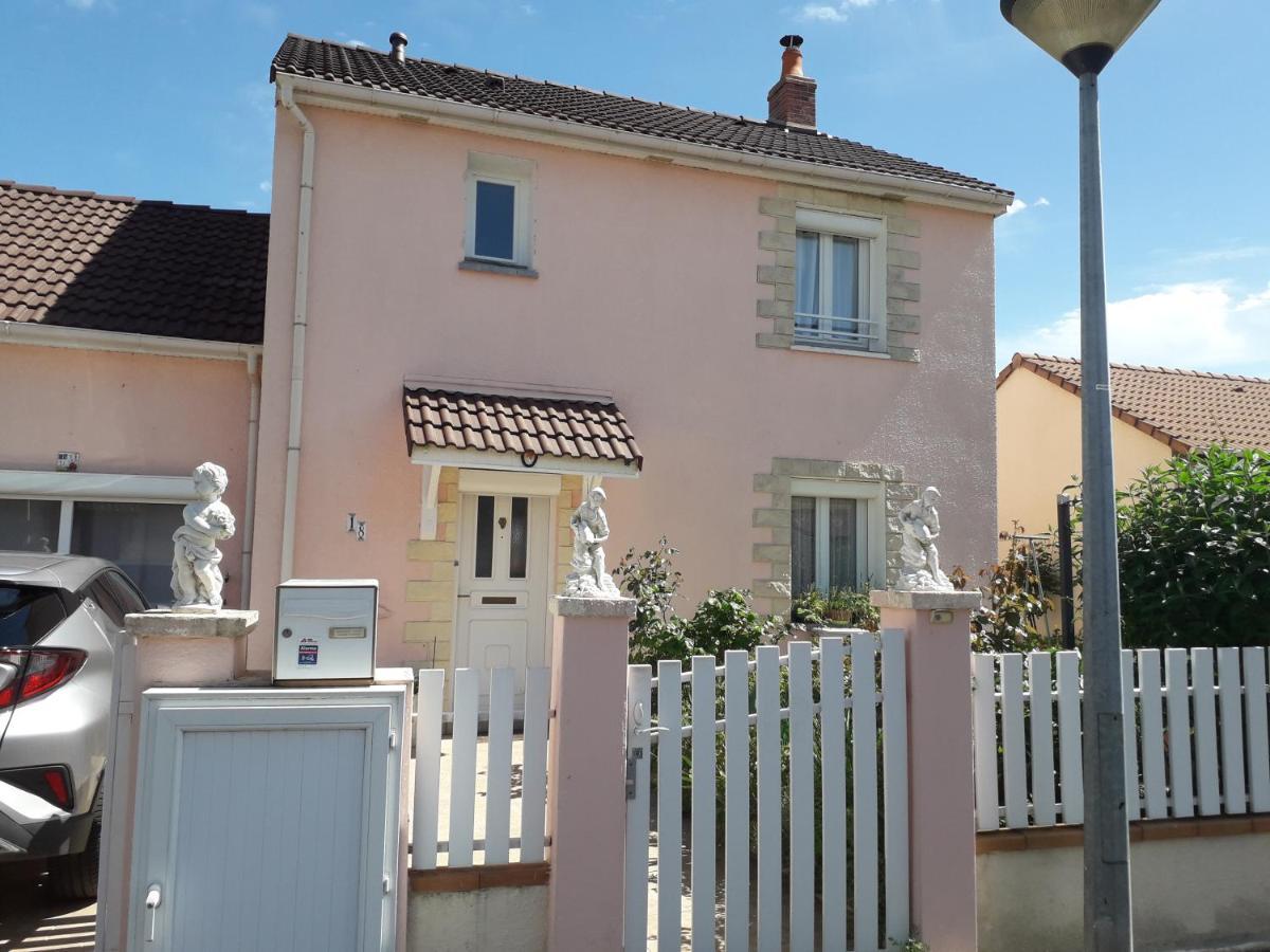 La Maison Rose 2 Chambres Avec Lit Pour 2 Personnes Et 2 Salles De Bains Nevers Exterior foto